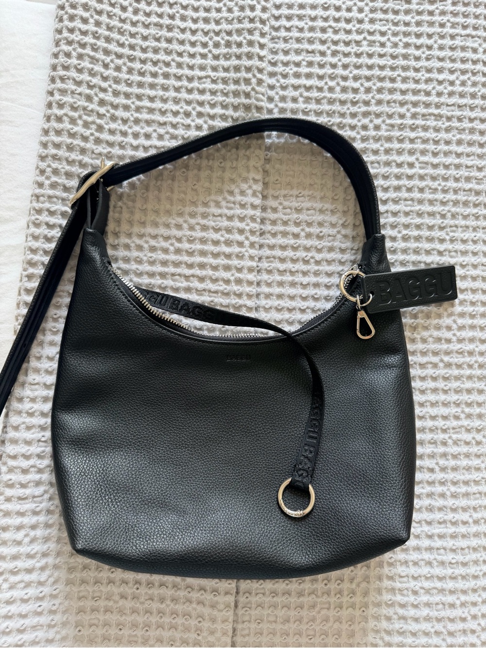 BAGGU MINI RECYCLED LEATHER SHOULDER BAG - Picture 2 of 10